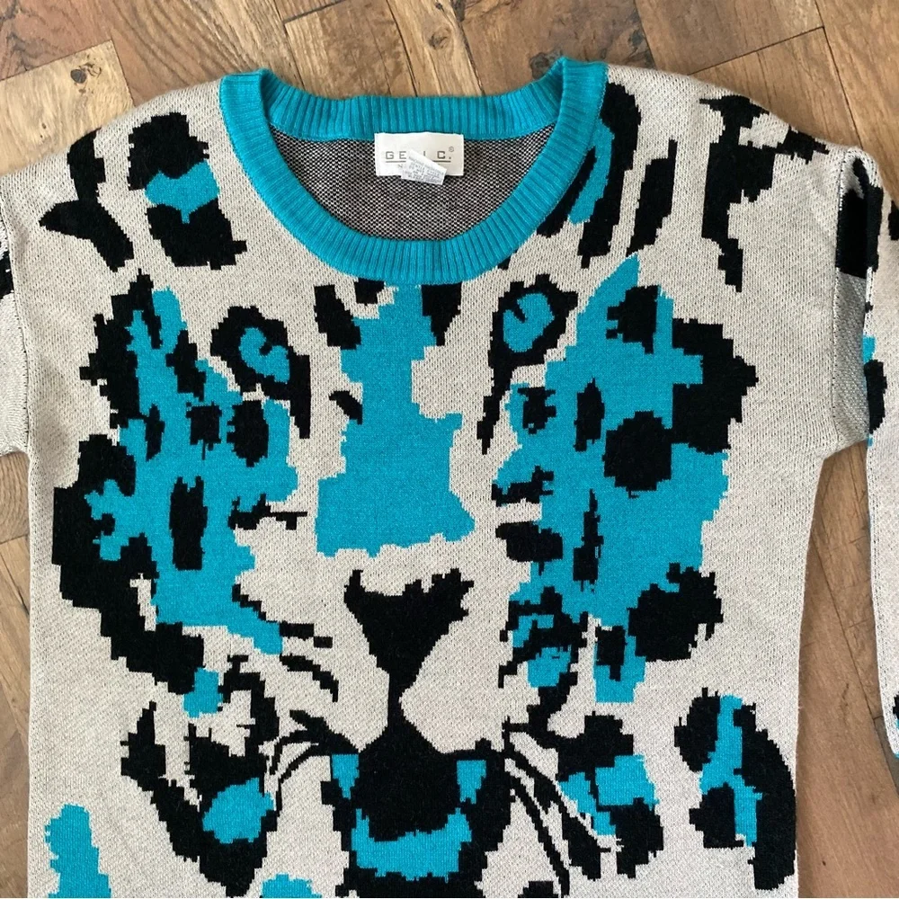 Woman’s Animal Print Sweater Size Medium - Picture 5 of 7
